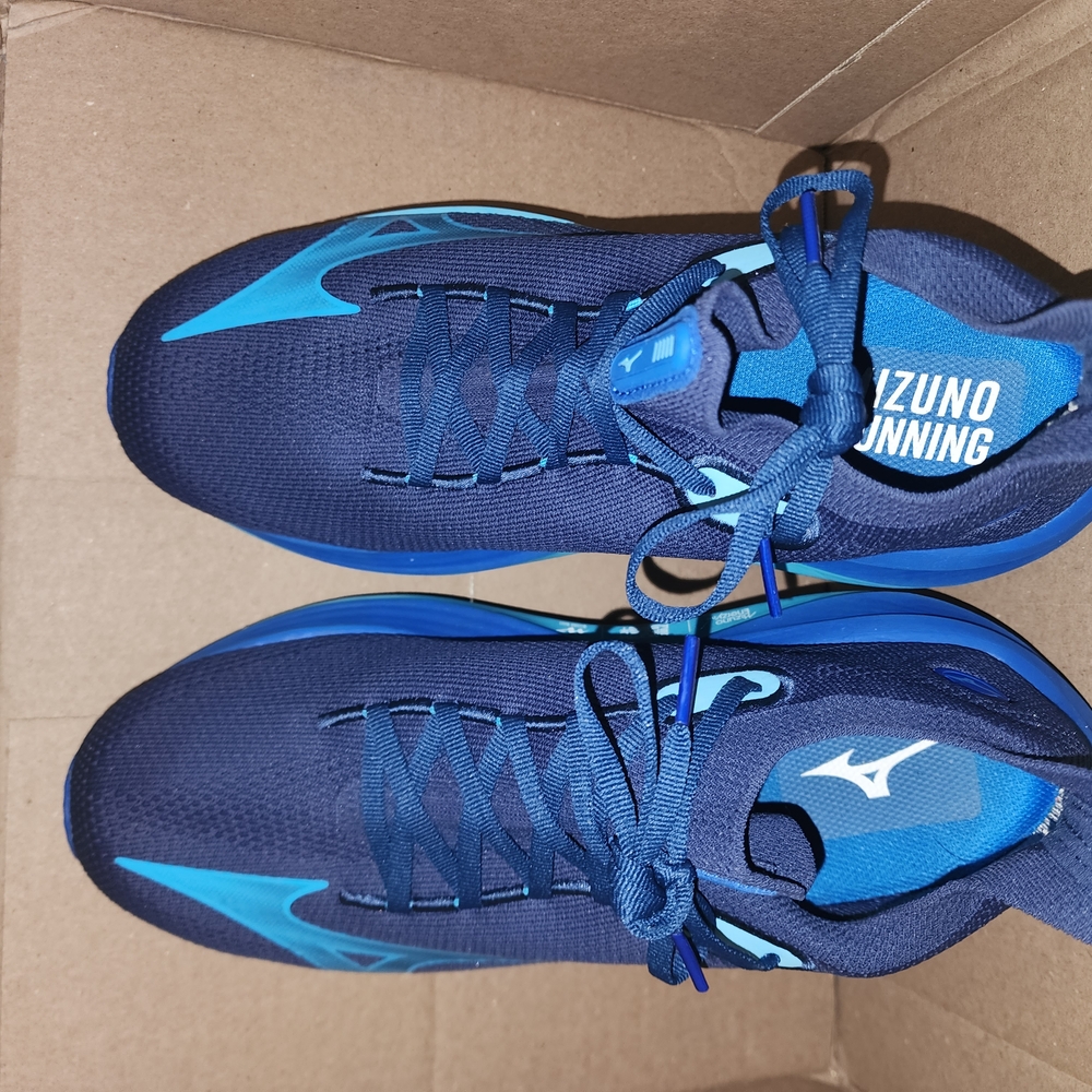 Mizuno Blue Athletic Shoes Sleek Sporty Design